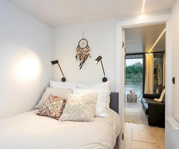 Lemuria Houseboat - Plywajacy Na Wodzie Πλωτό κατάλυμα *