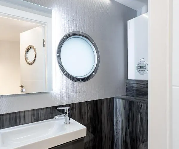 Lemuria Houseboat - Plywajacy Na Wodzie Πλωτό κατάλυμα