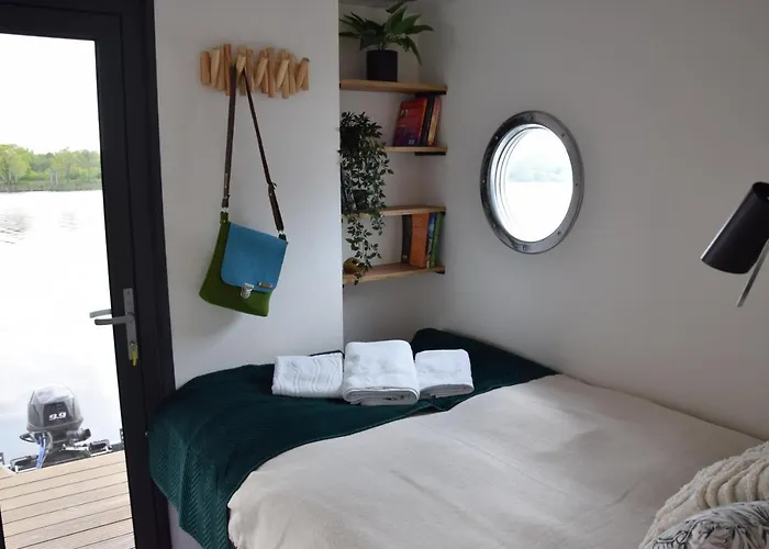 Πλωτό κατάλυμα Lemuria Houseboat - Plywajacy Na Wodzie *