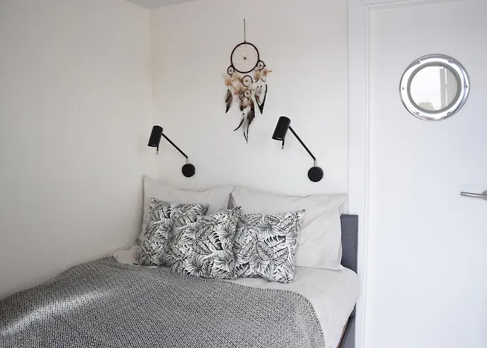 Lemuria Houseboat - Plywajacy Na Wodzie Bådhotel